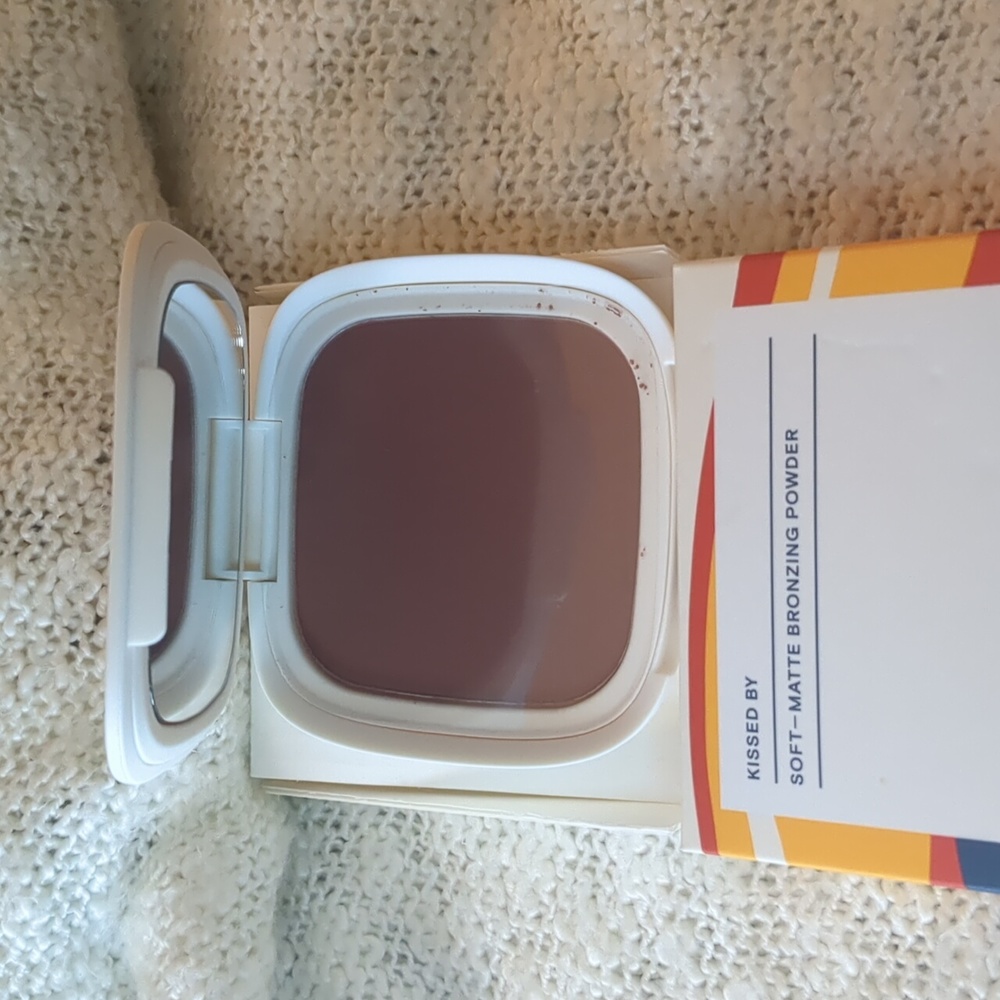 VESCA Kissed By Soft-Matte Bronzing Powder in Kissed by Cabo, 10g/0.35oz - Picture 2 of 7